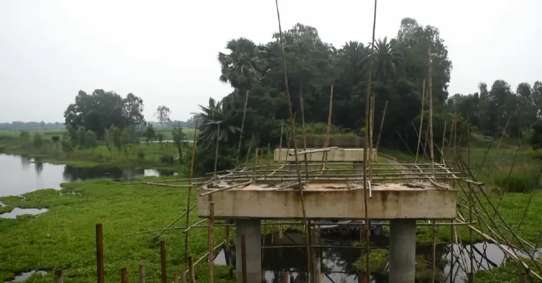 মানিকগঞ্জে আংশিক সেতুর কাজ হয়েছে